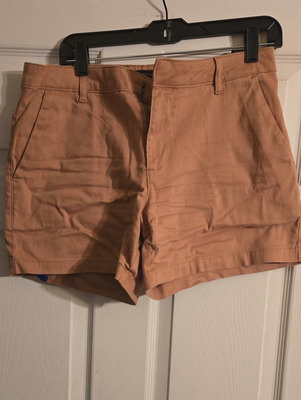 Banana Republic Peach-Tan Pleated Women’s Shorts